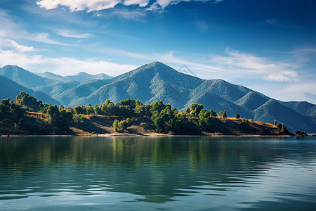 美丽的山脉和湖畔图片