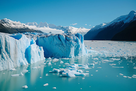 湖泊上的自然冰山图片