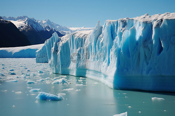 水域中的冰山图片