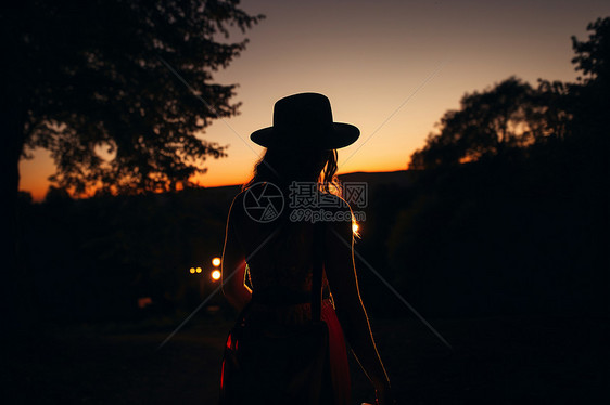 夜幕下散步的女人图片