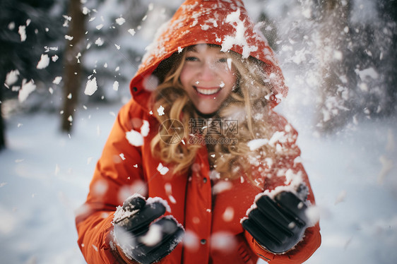 冬季雪地里玩耍的女性图片