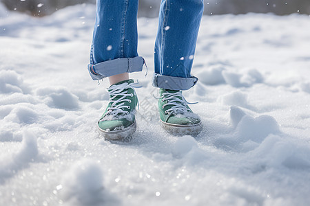 雪地上的鞋子踩踏高清图片