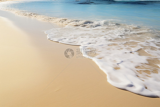 海浪拍打着沙滩图片