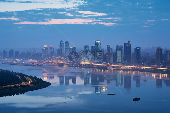 夜晚的水中倒影街景图片