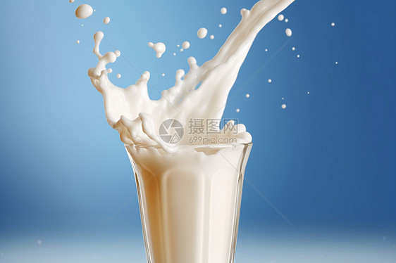 牛奶被注入杯子图片