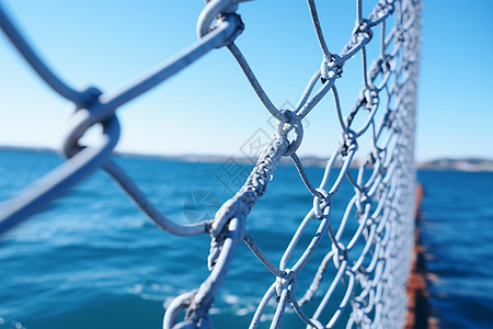 海面的铁链栏杆背景图片