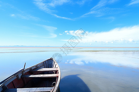 平静湖面上的小木船图片