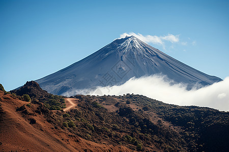 冒烟的山峰图片