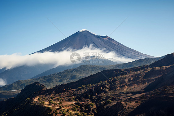 云雾缭绕的山峰图片