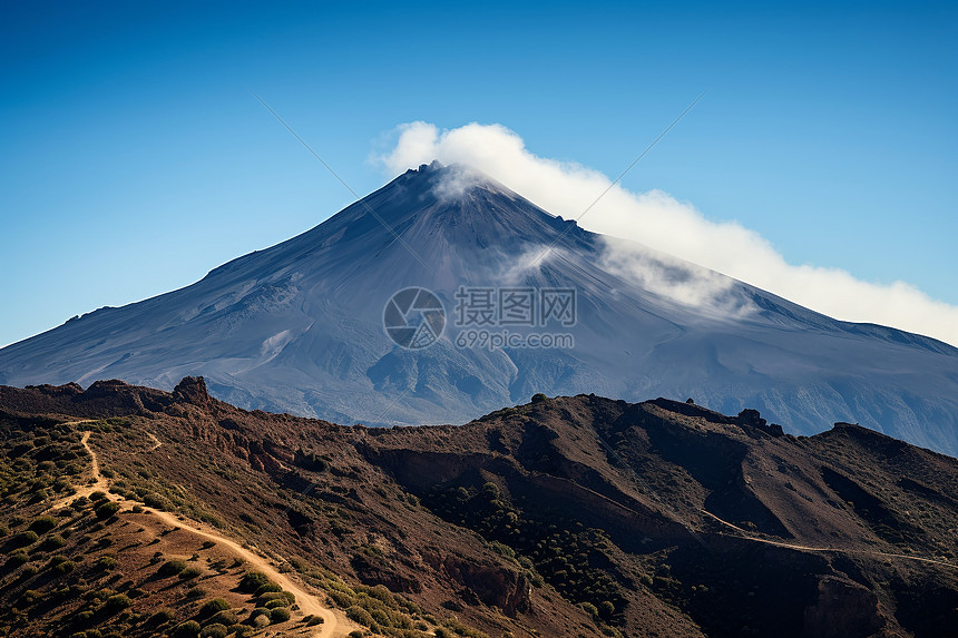 云雾缭绕火山图片