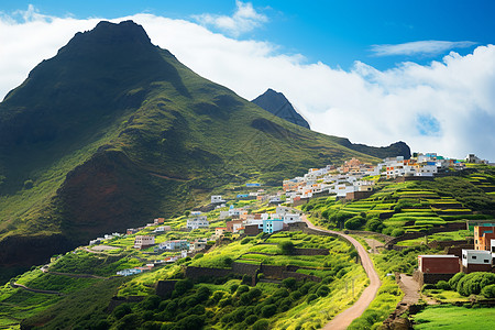 小村落与群山的童话世界图片