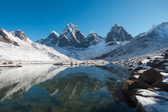 雪山与湖泊图片