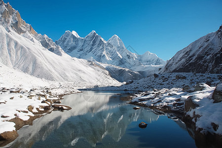 冰雪皑皑的山脉与湖泊图片