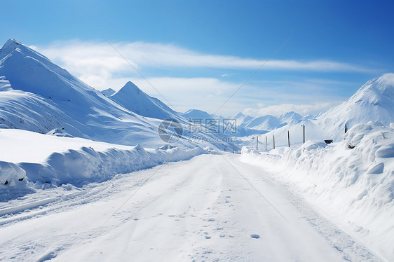 冰雪覆盖的山路图片