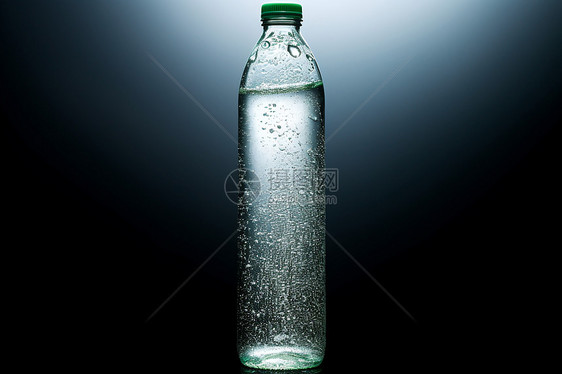 清新透明的水瓶图片