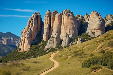 山中的岩石悬崖景观图片