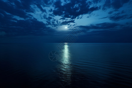 月光下平静的海面图片