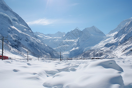 冬季大雪覆盖的山间景观图片