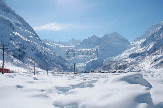 冬季大雪覆盖的山间景观图片