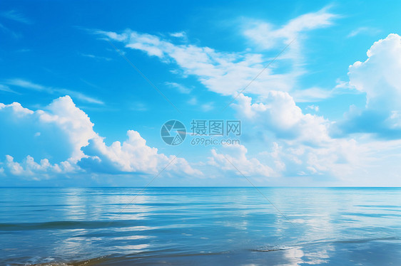 蓝天下平静的海面图片