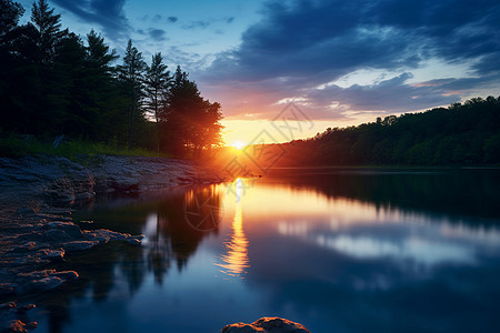 湖畔日出的美丽景观图片