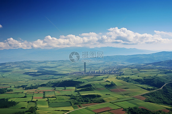 山脉中的山谷与城市景观图片