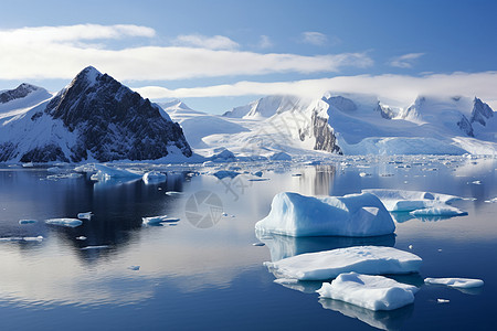 冰山群在湖水中漂浮图片