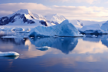 冰山漂浮在大海中背景图片