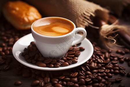 桌上的咖啡和咖啡豆背景图片