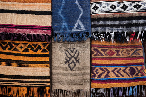 五彩斑斓的羊毛地毯图片