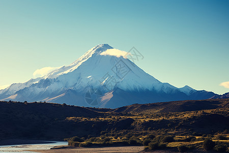 高山湖泊下的绝美风景图片