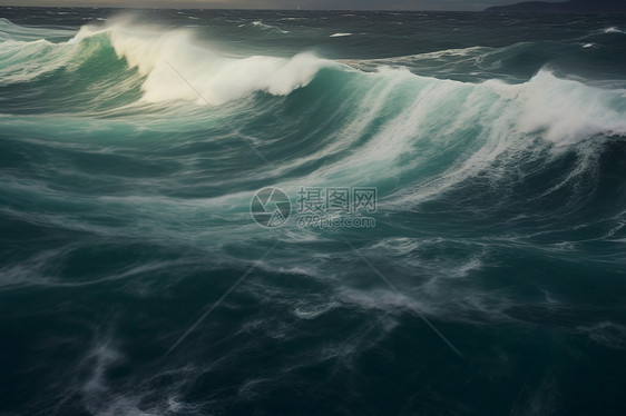 海中翻滚的海浪图片