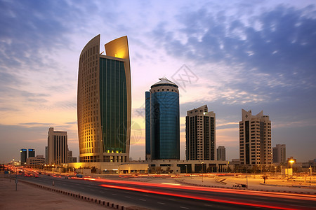 夜幕下高楼林立的卡塔尔建筑高清图片