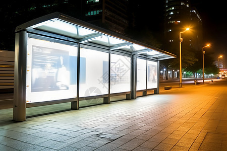夜晚城市公交站的广告牌图片