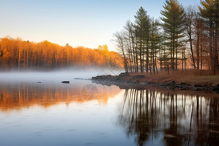 秋季平静湖面的倒影图片