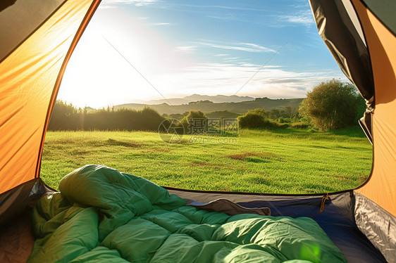 夏季山谷草地上露营的帐篷图片