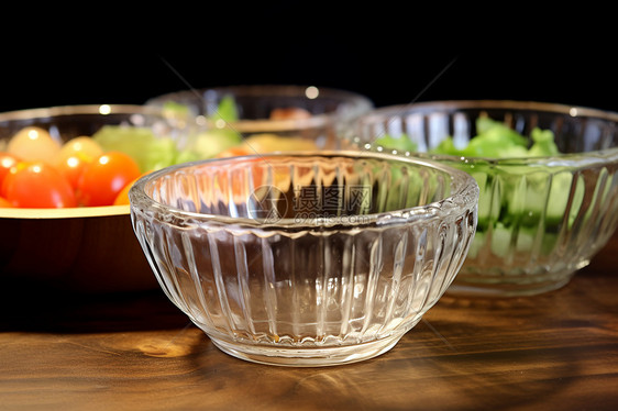 盛放餐饮的透明玻璃碗图片