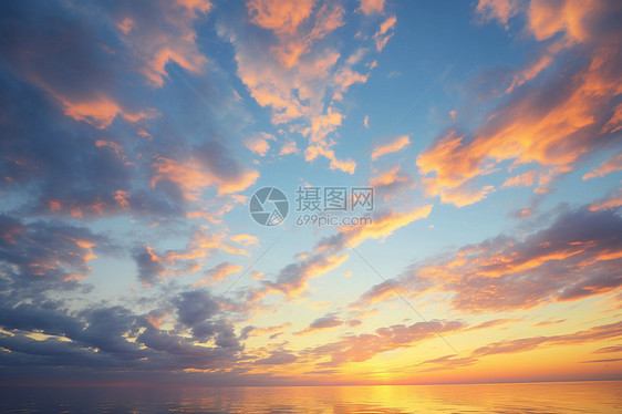 夕阳映海边图片