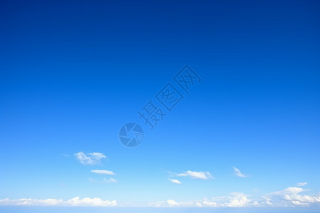 阳光下的蓝天白云图片