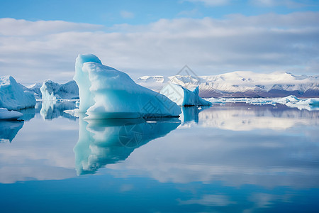 冰湖上漂浮着一座冰山图片