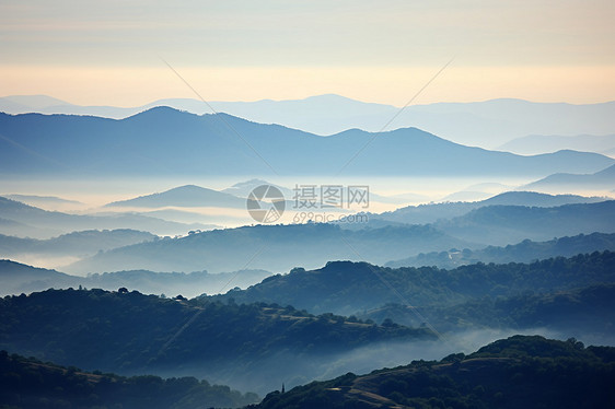 美丽的蓝色山脉图片