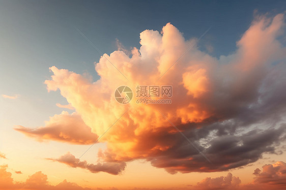 黄昏时天空中的火烧云景观图片