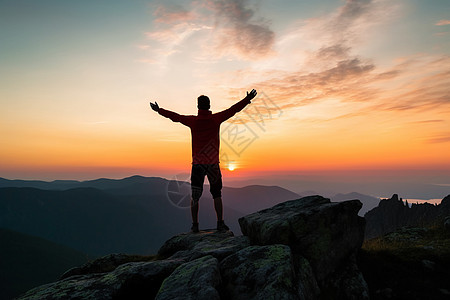 拥抱太阳站在山顶的人背景