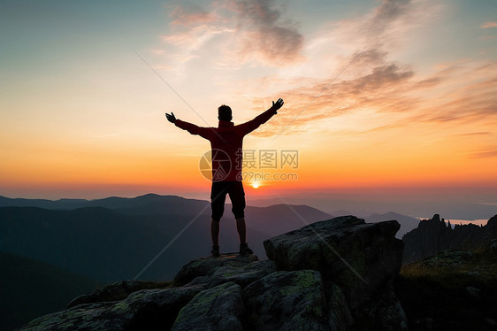 站在山顶的人图片