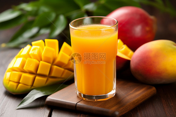 玻璃杯里的芒果汁图片
