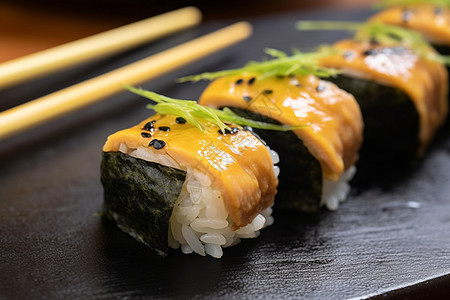 菜板上的鳗鱼寿司图片
