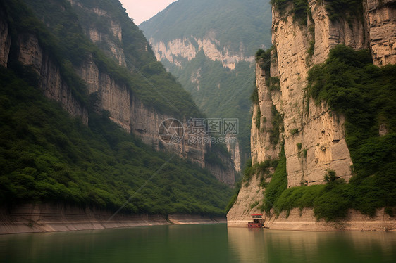 峡谷河流里的小船图片