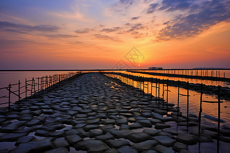 夕阳映衬下的长石步道图片