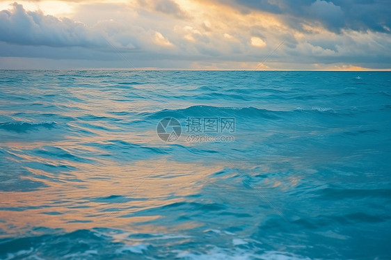 日出下辽阔的海面图片