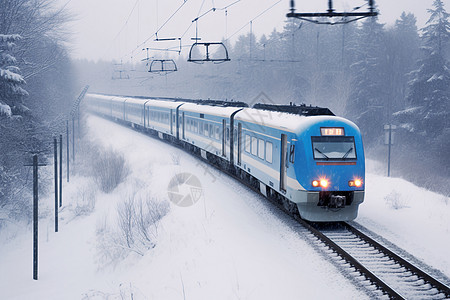 火车穿越冰雪森林图片